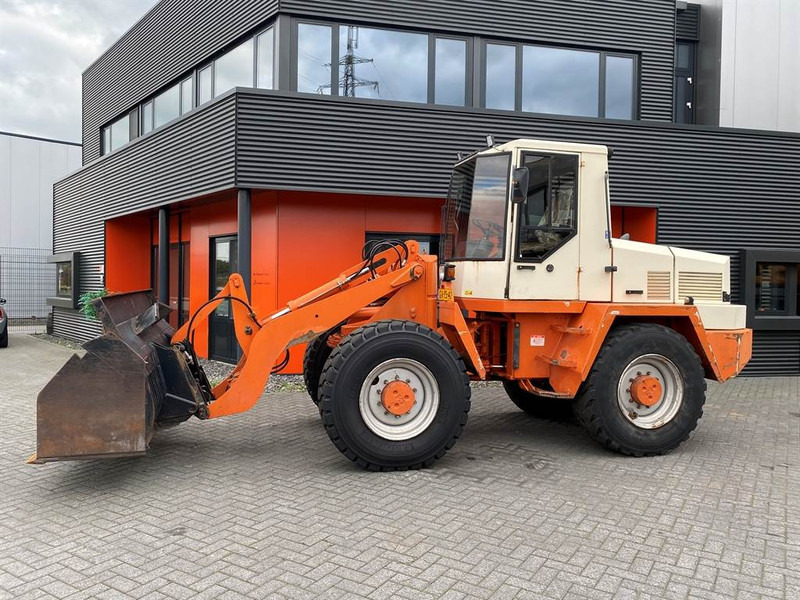 Schaeff SKS 661 - Chargeuse sur pneus: photos 1 Schaeff SKS 661 - Chargeuse sur pneus: photos 1