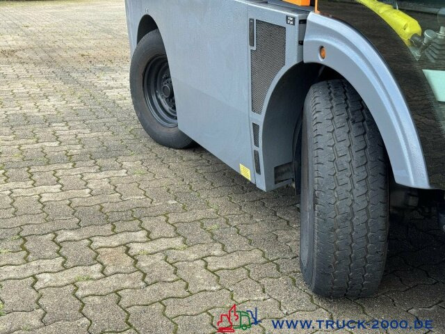 DULEVO 2000 3 Besen- 4x4Allrad- 4 Radlenkung - Balayeuse de voirie: photos 4 DULEVO 2000 3 Besen- 4x4Allrad- 4 Radlenkung - Balayeuse de voirie: photos 4