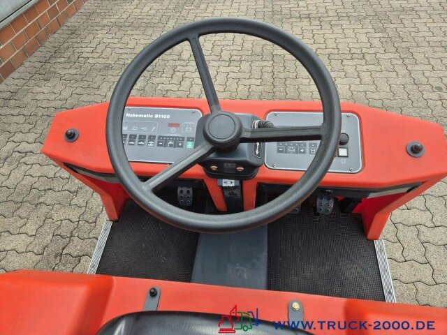 Hako Hakomatic B1100 Kehr- Nass- Scheuersaugmaschine - Balayeuse de voirie: photos 3 Hako Hakomatic B1100 Kehr- Nass- Scheuersaugmaschine - Balayeuse de voirie: photos 3