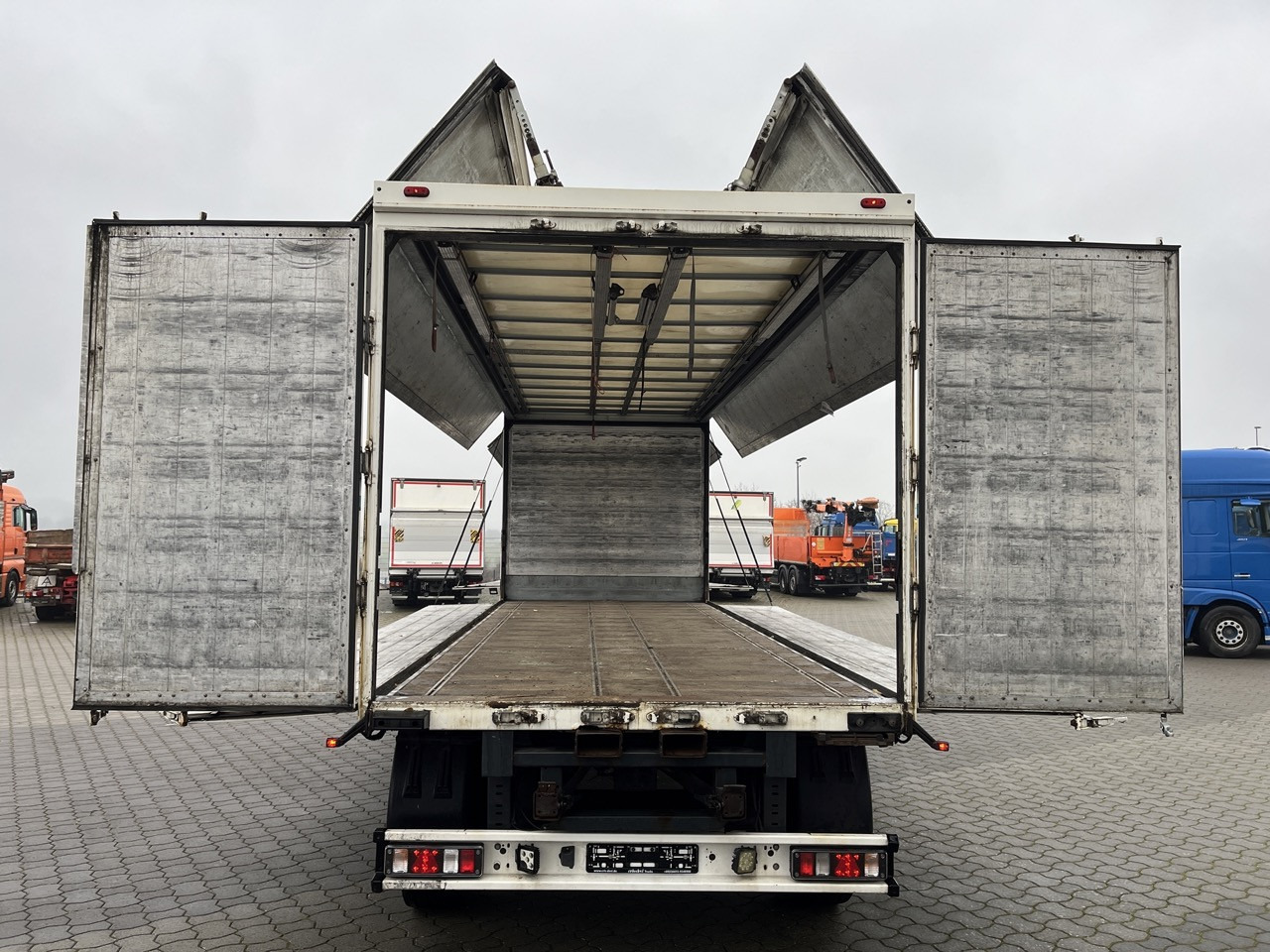 Scania R 450 6x2 Geränkezug + Orten Anhänger - Camion pour le transport de boissons: photos 3 Scania R 450 6x2 Geränkezug + Orten Anhänger - Camion pour le transport de boissons: photos 3