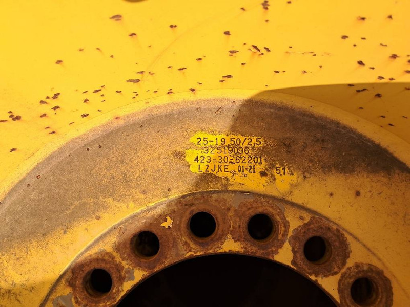 Komatsu WA380 4x RIM ASSY 423-30-62201 - Pneus et jantes pour Engins de chantier: photos 3 Komatsu WA380 4x RIM ASSY 423-30-62201 - Pneus et jantes pour Engins de chantier: photos 3