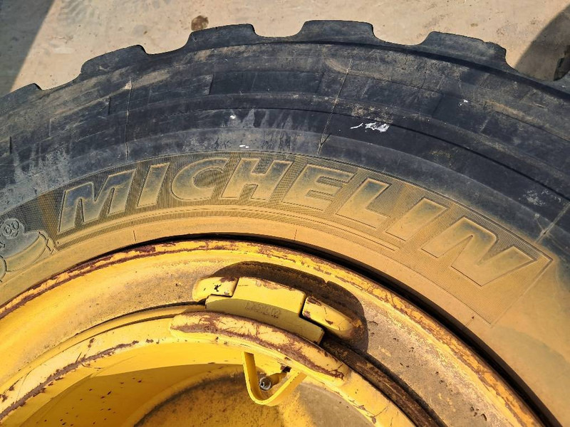 Komatsu WA380 4x RIM ASSY 423-30-62201 - Pneus et jantes pour Engins de chantier: photos 4 Komatsu WA380 4x RIM ASSY 423-30-62201 - Pneus et jantes pour Engins de chantier: photos 4