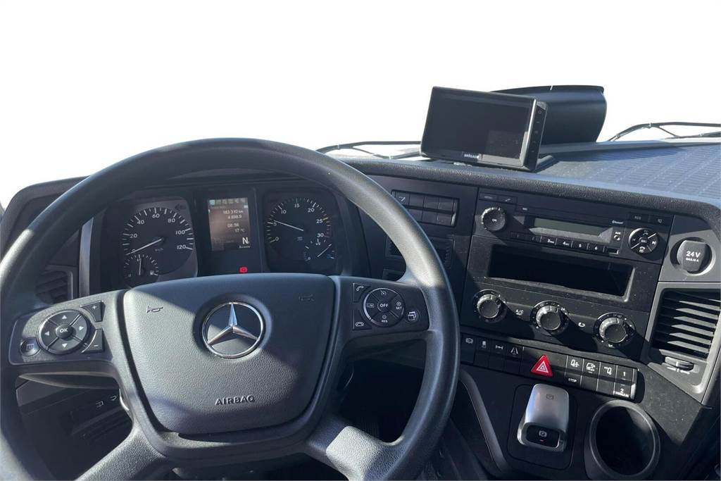 Photo d'intérieur 1: Camion isothermique Mercedes-Benz Actros 1827 4x2 8,7m umpikori+PL nostin