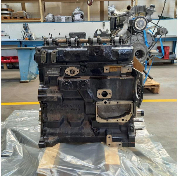 John Deere 4045TF270 LONG-BLOCK - Engins de chantier: photos 1 John Deere 4045TF270 LONG-BLOCK - Engins de chantier: photos 1