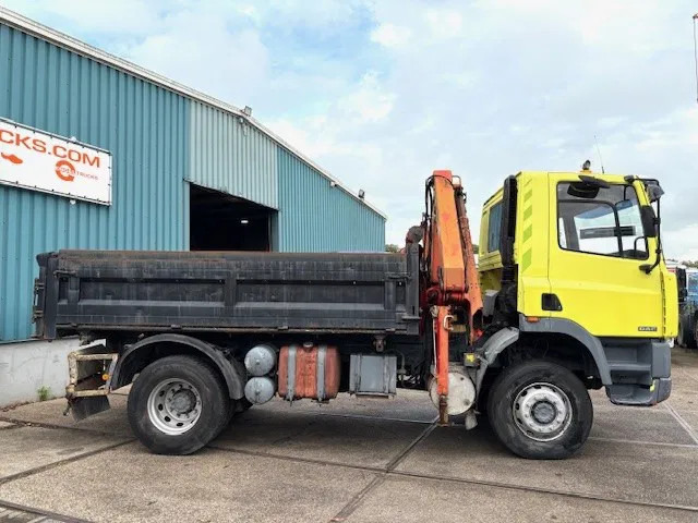 DAF 65 -180ATI 4x4 FULL STEEL 3-WAY KIPPER AND PALFINGER CRANE (EURO 2 / MANUAL GEARBOX / FULL STEEL SUSPENSION / ETC.) - Camion benne, Camion grue: photos 4 DAF 65 -180ATI 4x4 FULL STEEL 3-WAY KIPPER AND PALFINGER CRANE (EURO 2 / MANUAL GEARBOX / FULL STEEL SUSPENSION / ETC.) - Camion benne, Camion grue: photos 4