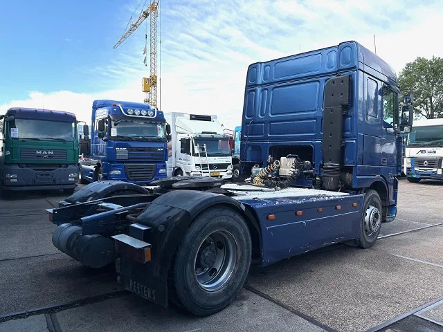 DAF 95.380 XF SPACECAB (EURO 2 / ZF16 MANUAL GEARBOX / HYDRAULIC KIT / P.T.O. / SIDE SKIRTS / AIRCONDITIONING) - Tracteur routier: photos 3 DAF 95.380 XF SPACECAB (EURO 2 / ZF16 MANUAL GEARBOX / HYDRAULIC KIT / P.T.O. / SIDE SKIRTS / AIRCONDITIONING) - Tracteur routier: photos 3