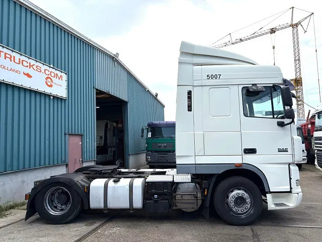 DAF XF 105.460 SPACECAB (2 IDENTICAL UNITS AVAILBLE) (ZF16 MANUAL GEARBOX / MX-BRAKE / 870+430 LITER TANK / FRIDGE / AIRCONDITIONING - Tracteur routier: photos 4 DAF XF 105.460 SPACECAB (2 IDENTICAL UNITS AVAILBLE) (ZF16 MANUAL GEARBOX / MX-BRAKE / 870+430 LITER TANK / FRIDGE / AIRCONDITIONING - Tracteur routier: photos 4