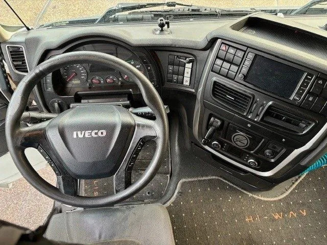 Photo d'intérieur 1: Tracteur routier Iveco Stralis 440.42 /TP HIGH-WAY (EURO 6 / AUTOMATIC GEARBOX / 2x TANK / FRIDGE / AIRCONDITIONING / ETC.)
