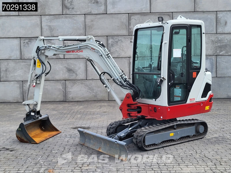 Takeuchi TB225 HAMMER + 3 BUCKETS - Mini pelle: photos 3 Takeuchi TB225 HAMMER + 3 BUCKETS - Mini pelle: photos 3