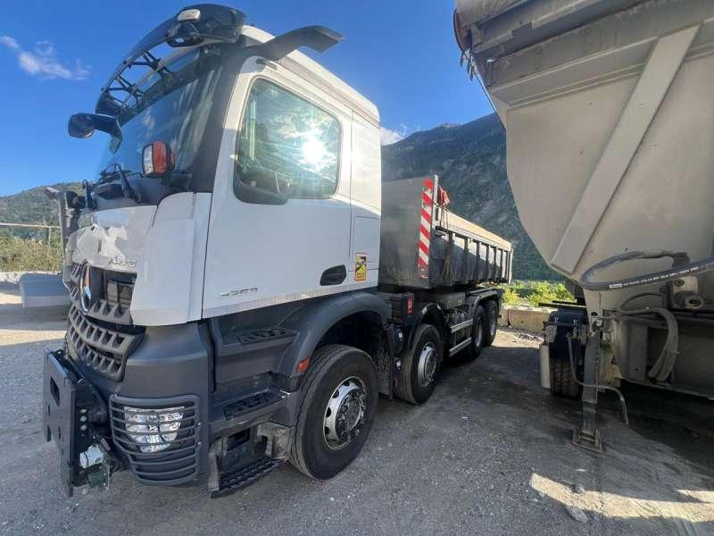 Mercedes AROCS 3253 8X4 - Camion benne: photos 2 Mercedes AROCS 3253 8X4 - Camion benne: photos 2
