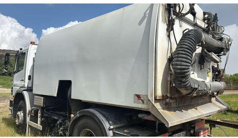 Mercedes AXOR 1829 - Balayeuse de voirie: photos 4 Mercedes AXOR 1829 - Balayeuse de voirie: photos 4