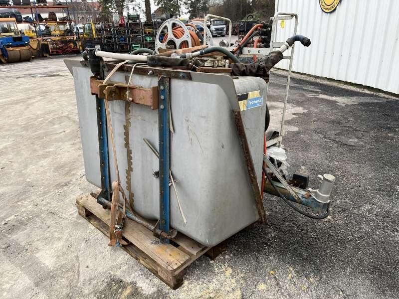 Tecnoma CUVE DE TRAITEMENT PHYTO - Pulvé porté: photos 2 Tecnoma CUVE DE TRAITEMENT PHYTO - Pulvé porté: photos 2