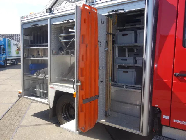 Camion de pompier MAN LE 220C GODIVA POMP 2000 LITER TANK,MANUAL GEARBOX: photos 12 Camion de pompier MAN LE 220C GODIVA POMP 2000 LITER TANK,MANUAL GEARBOX: photos 12