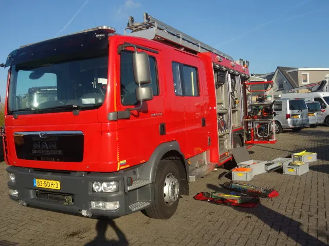MAN TGM 15.250 FIRE TRUCK,2000 LITER TANK, FOAM TANK, AIRCO,WITH EQUIPMENT - Camion de pompier: photos 1 MAN TGM 15.250 FIRE TRUCK,2000 LITER TANK, FOAM TANK, AIRCO,WITH EQUIPMENT - Camion de pompier: photos 1