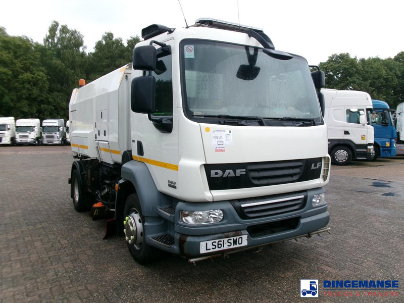 DAF LF 55.220 4x2 Scarab sweeper - Balayeuse de voirie: photos 2 DAF LF 55.220 4x2 Scarab sweeper - Balayeuse de voirie: photos 2