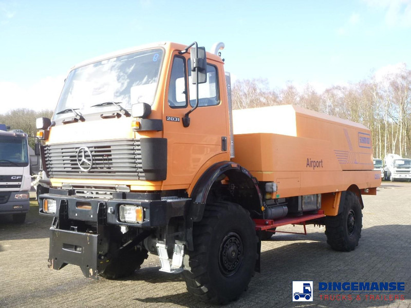 Mercedes-Benz SK 2031 4x4x4 Schmidt CJS9 airport sweeper snow plough - Engin de déneigement: photos 4 Mercedes-Benz SK 2031 4x4x4 Schmidt CJS9 airport sweeper snow plough - Engin de déneigement: photos 4