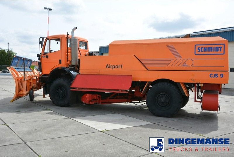 Mercedes-Benz SK 2031 4x4x4 Schmidt CJS9 airport sweeper snow plough - Engin de déneigement: photos 2 Mercedes-Benz SK 2031 4x4x4 Schmidt CJS9 airport sweeper snow plough - Engin de déneigement: photos 2