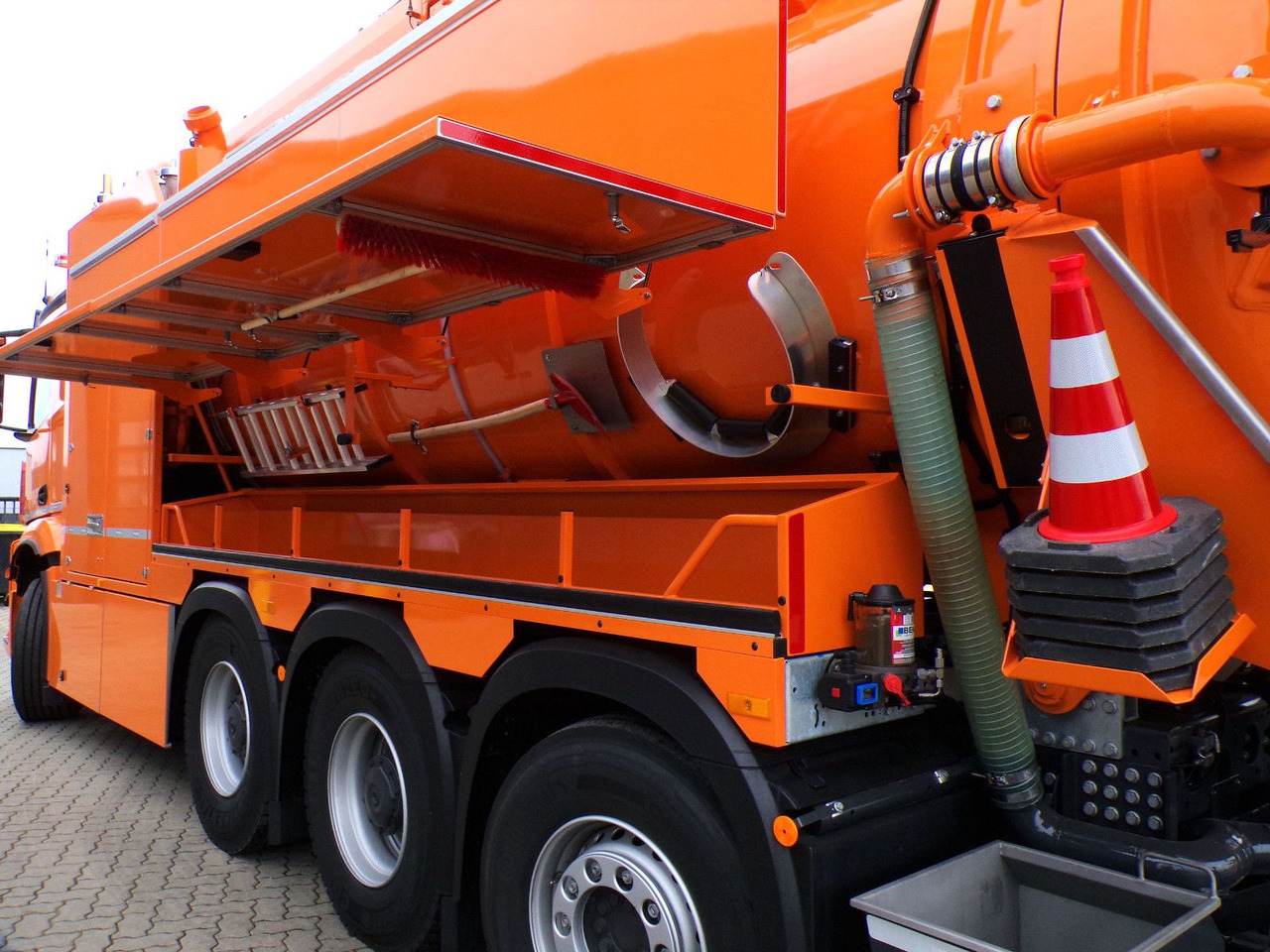 Mercedes-Benz Arocs 3551 8x4 Müller 16mCanalmaster F160EWA WRG - Camion hydrocureur: photos 5 Mercedes-Benz Arocs 3551 8x4 Müller 16mCanalmaster F160EWA WRG - Camion hydrocureur: photos 5