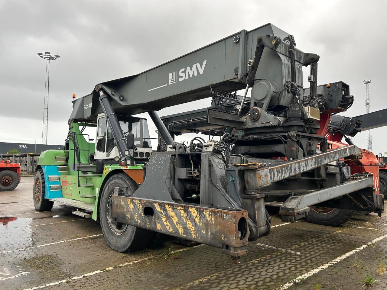 SMV SC4537 CBX5 - Reach stacker: photos 1 SMV SC4537 CBX5 - Reach stacker: photos 1