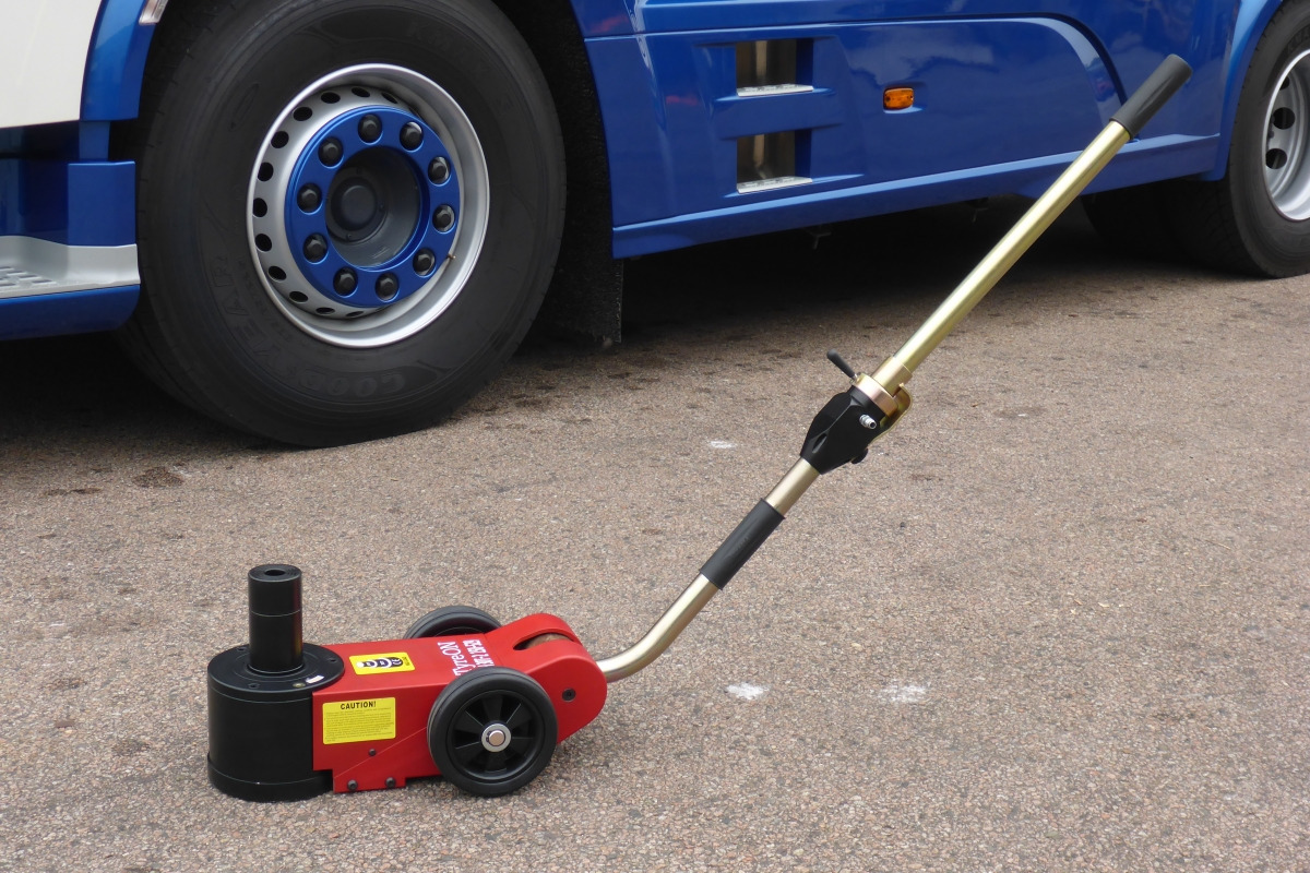 TPH30T-2M Air hydraulic jack 30 Tons - Minimum height 15 cm - portable (24 kg) - Équipement de garage: photos 3 TPH30T-2M Air hydraulic jack 30 Tons - Minimum height 15 cm - portable (24 kg) - Équipement de garage: photos 3