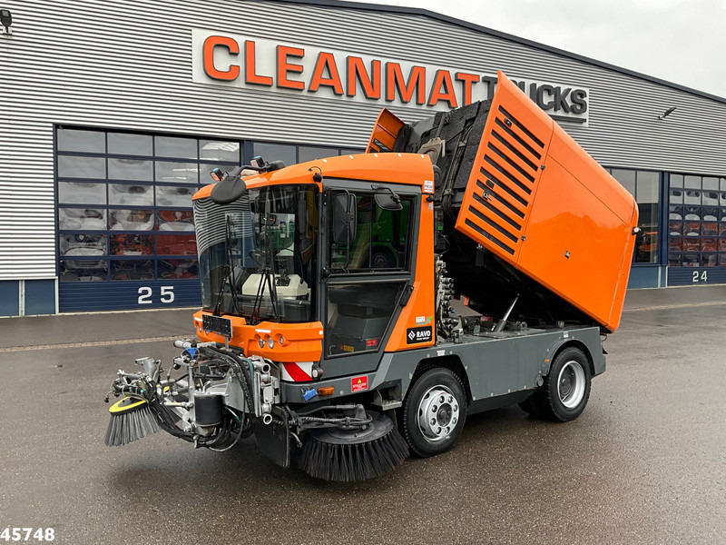 Ravo 580 with 3-rd brush - Balayeuse de voirie: photos 1 Ravo 580 with 3-rd brush - Balayeuse de voirie: photos 1