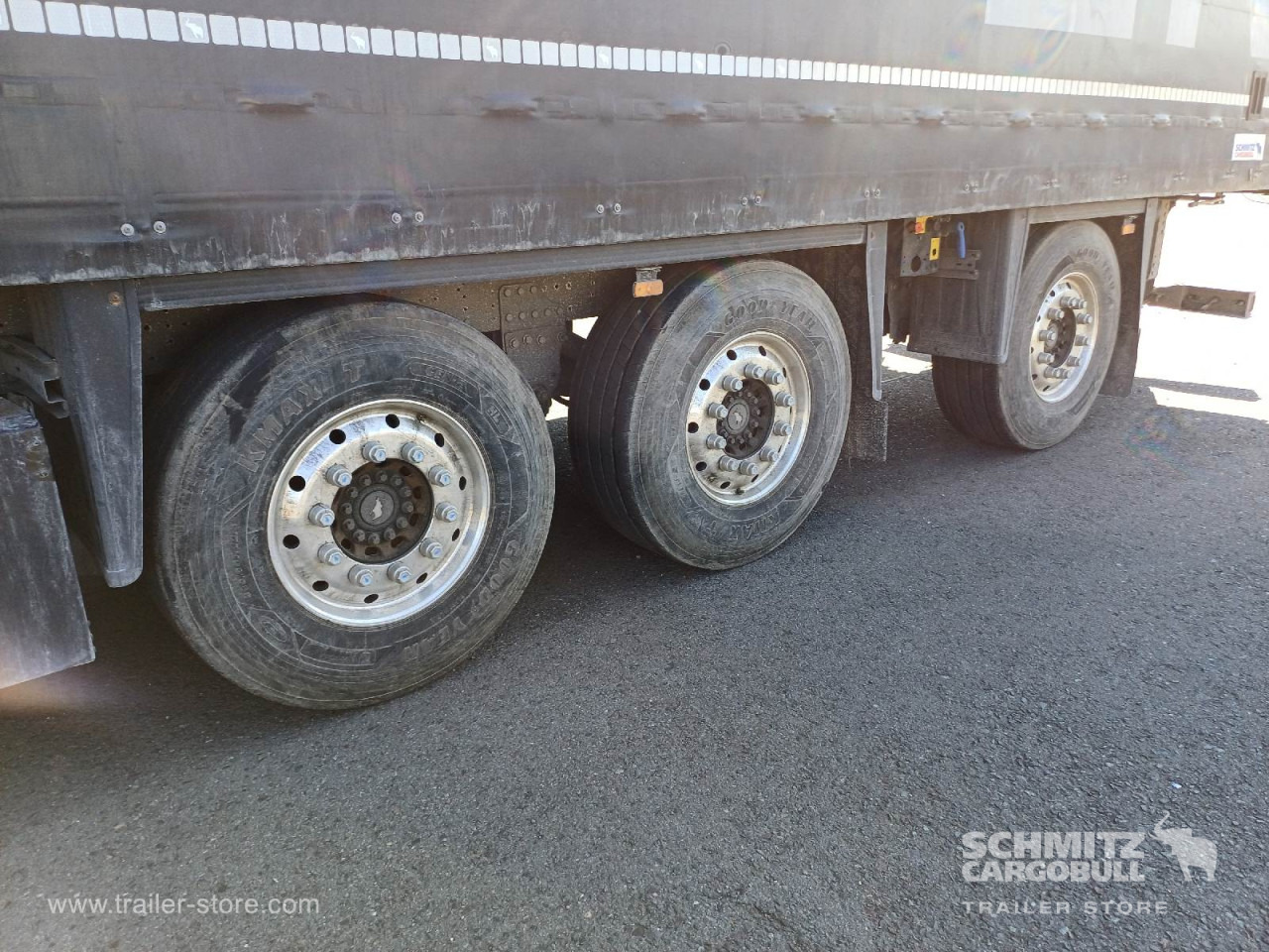 SCHMITZ Auflieger Curtainsider Standard Forklift holder - Semi-remorque rideaux coulissants: photos 4 SCHMITZ Auflieger Curtainsider Standard Forklift holder - Semi-remorque rideaux coulissants: photos 4