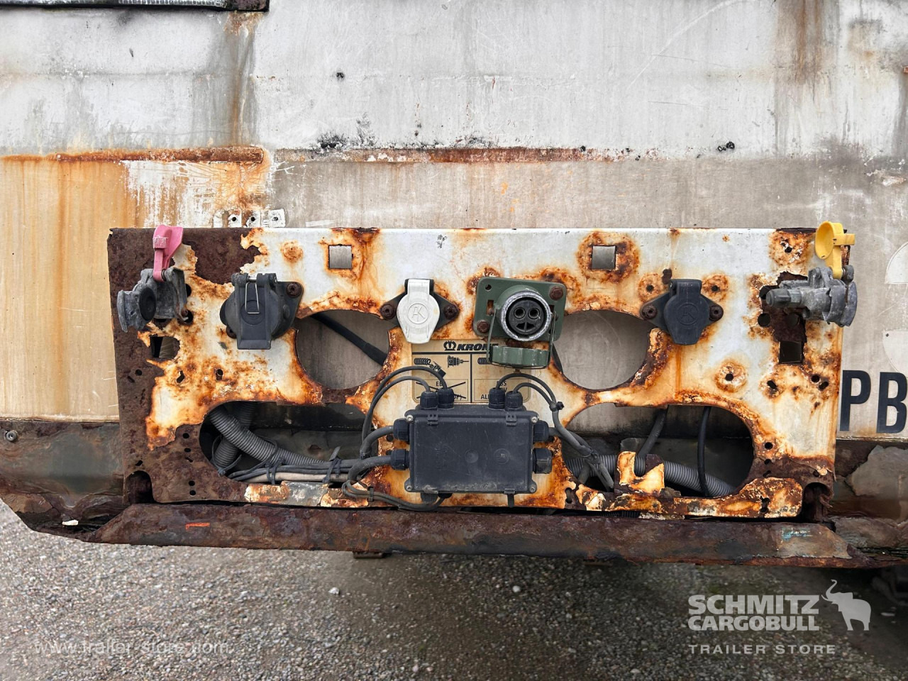 KRONE Reefer Standard Taillift - Semi-remorque isothermique: photos 2 KRONE Reefer Standard Taillift - Semi-remorque isothermique: photos 2