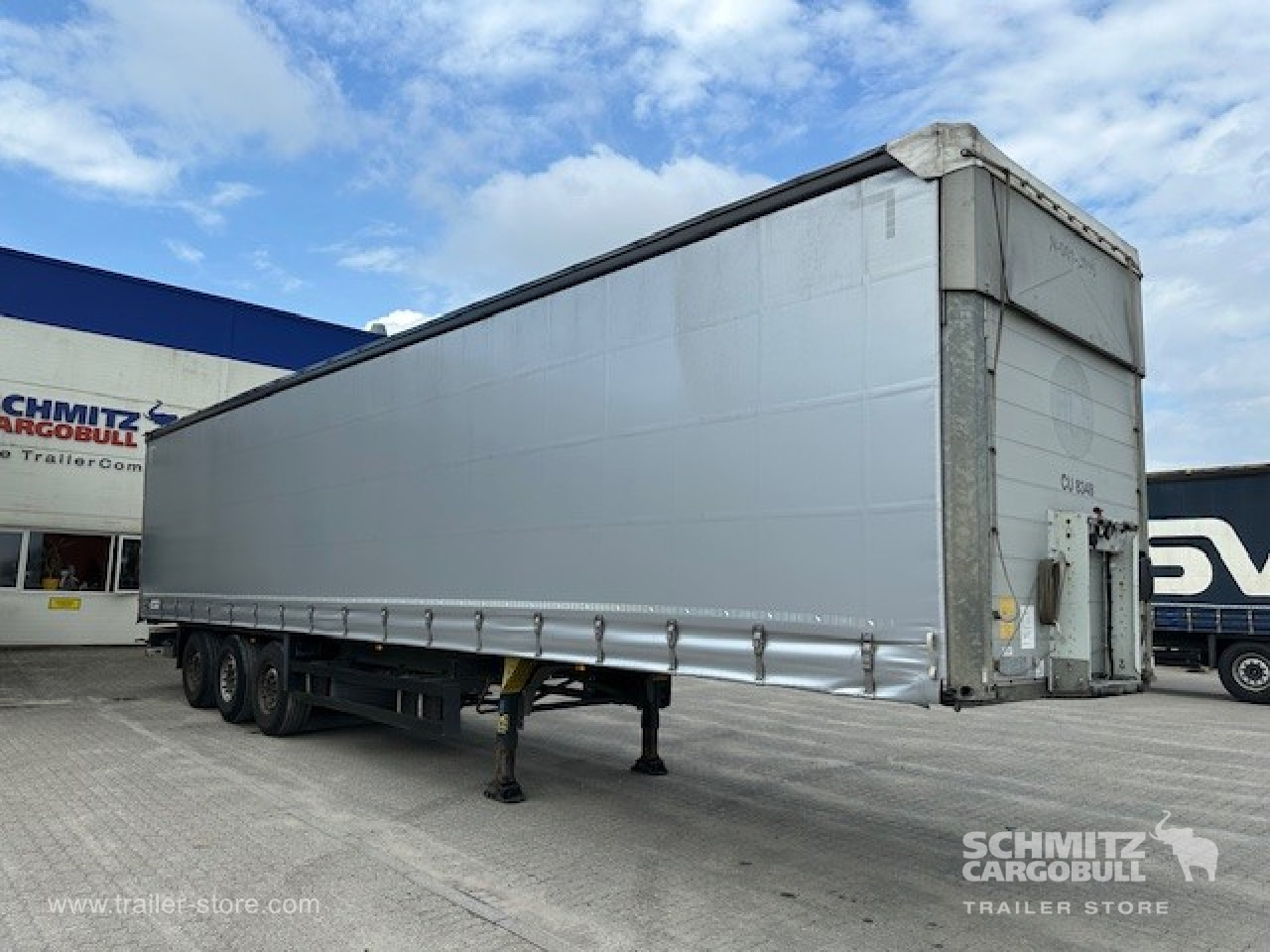 SCHMITZ Curtainsider Standard Forklift holder - Semi-remorque rideaux coulissants: photos 1 SCHMITZ Curtainsider Standard Forklift holder - Semi-remorque rideaux coulissants: photos 1