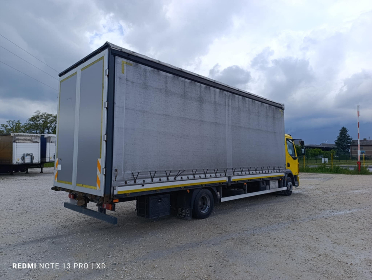 DAF LF 260 / Curtainsider 18 EPAL / sleeper cab - Camion à rideaux coulissants: photos 4 DAF LF 260 / Curtainsider 18 EPAL / sleeper cab - Camion à rideaux coulissants: photos 4