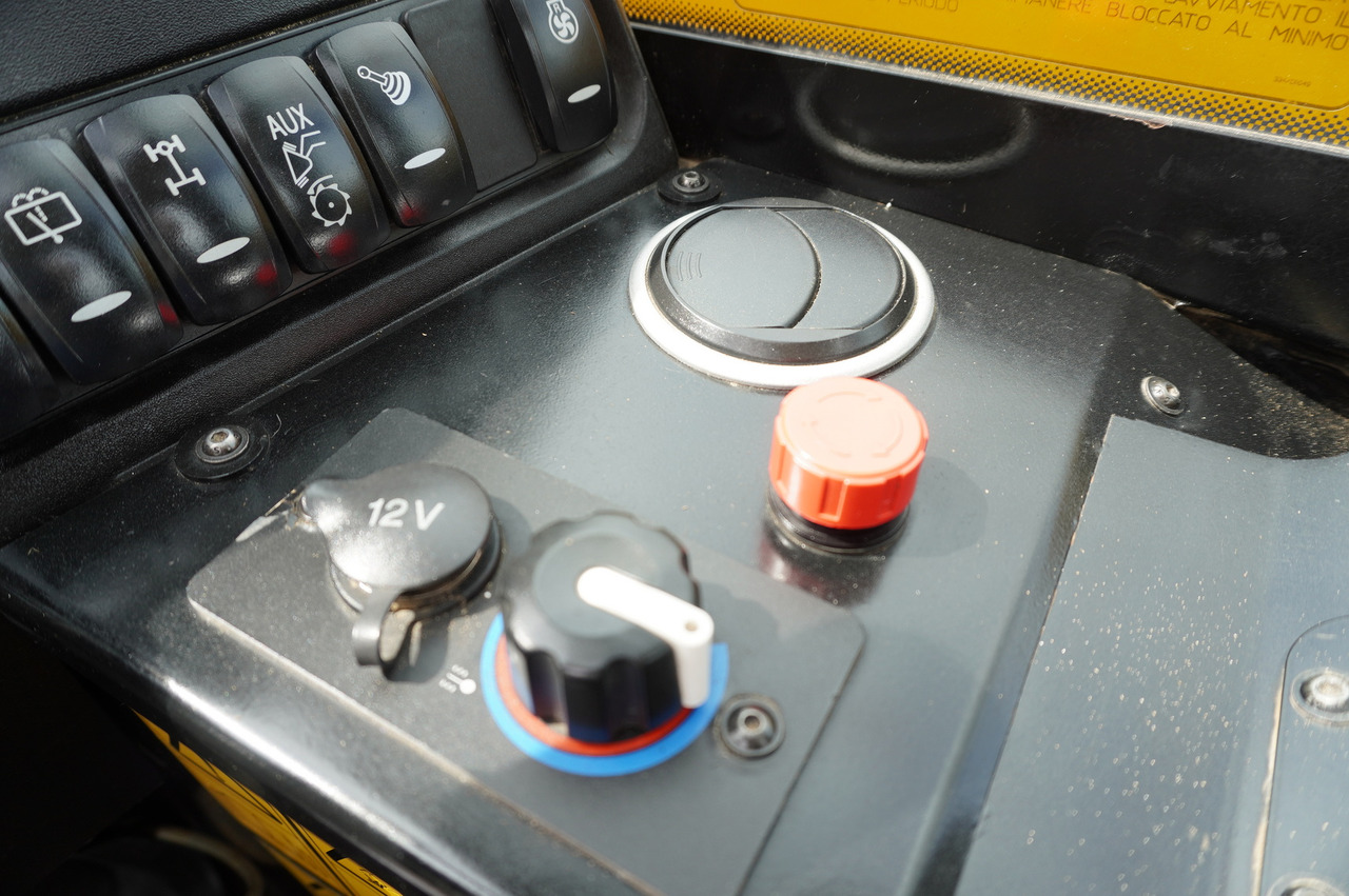 Chargeuse sur pneus télescopique JCB 526-56 AGRI Plus / 5.6 m telescopic loader / joystick: photos 37 Chargeuse sur pneus télescopique JCB 526-56 AGRI Plus / 5.6 m telescopic loader / joystick: photos 37