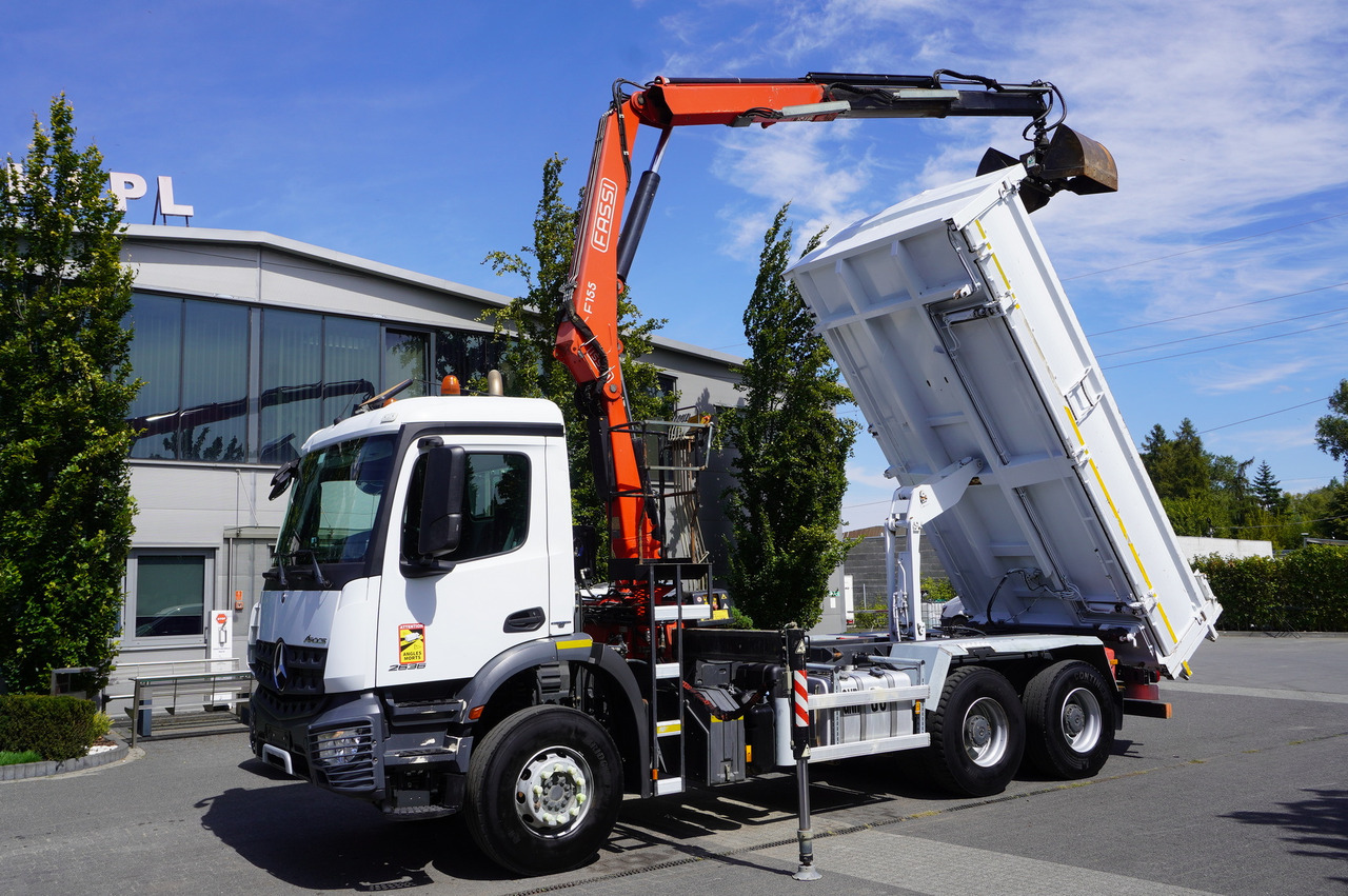 MERCEDES-BENZ Arocs 2636 / 6x4 / HDS Fassi / 3-Way Tipper / Bortmatic - Camion grue: photos 1 MERCEDES-BENZ Arocs 2636 / 6x4 / HDS Fassi / 3-Way Tipper / Bortmatic - Camion grue: photos 1