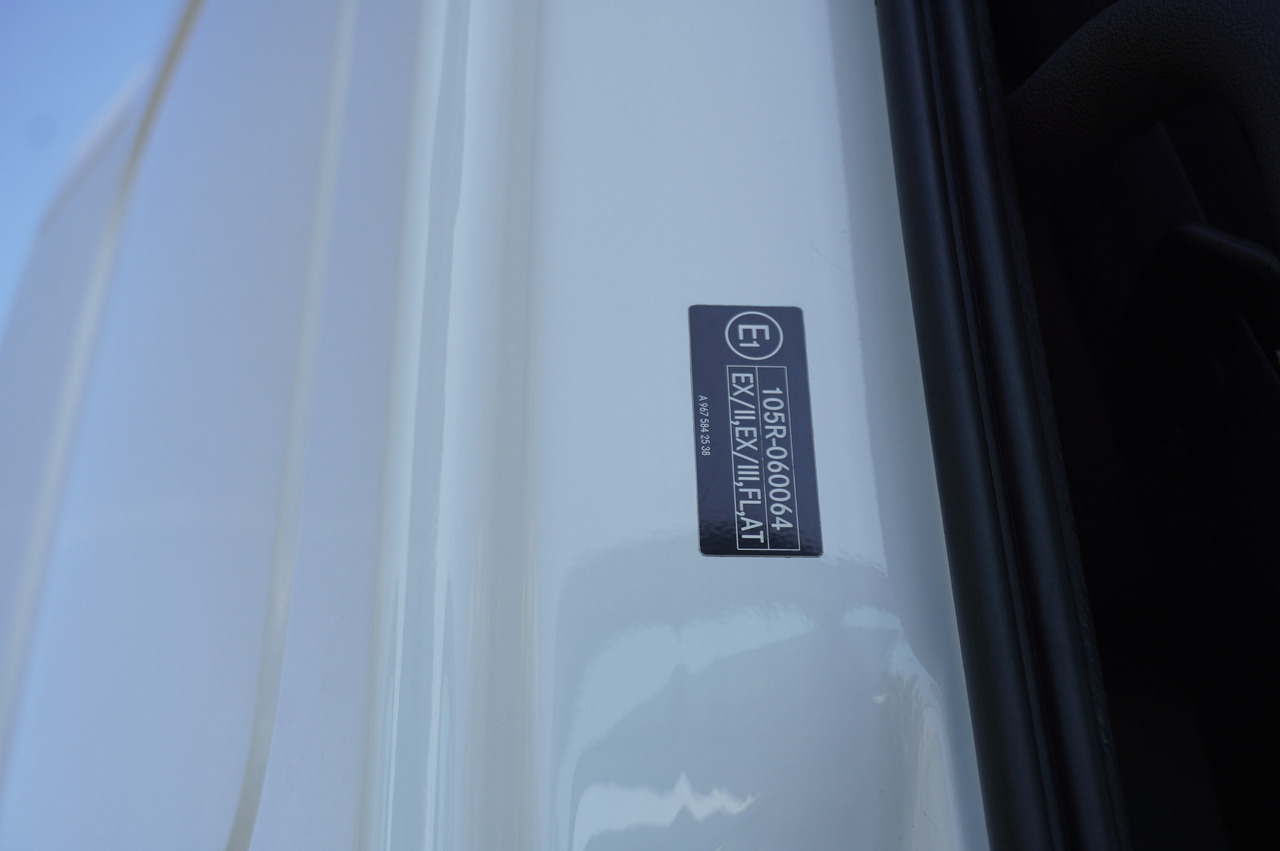 MERCEDES-BENZ Atego 1223 / Lamberet Refrigerator / Full ADR / Sleeper cab / 175 tho. km - Camion frigorifique: photos 3 MERCEDES-BENZ Atego 1223 / Lamberet Refrigerator / Full ADR / Sleeper cab / 175 tho. km - Camion frigorifique: photos 3