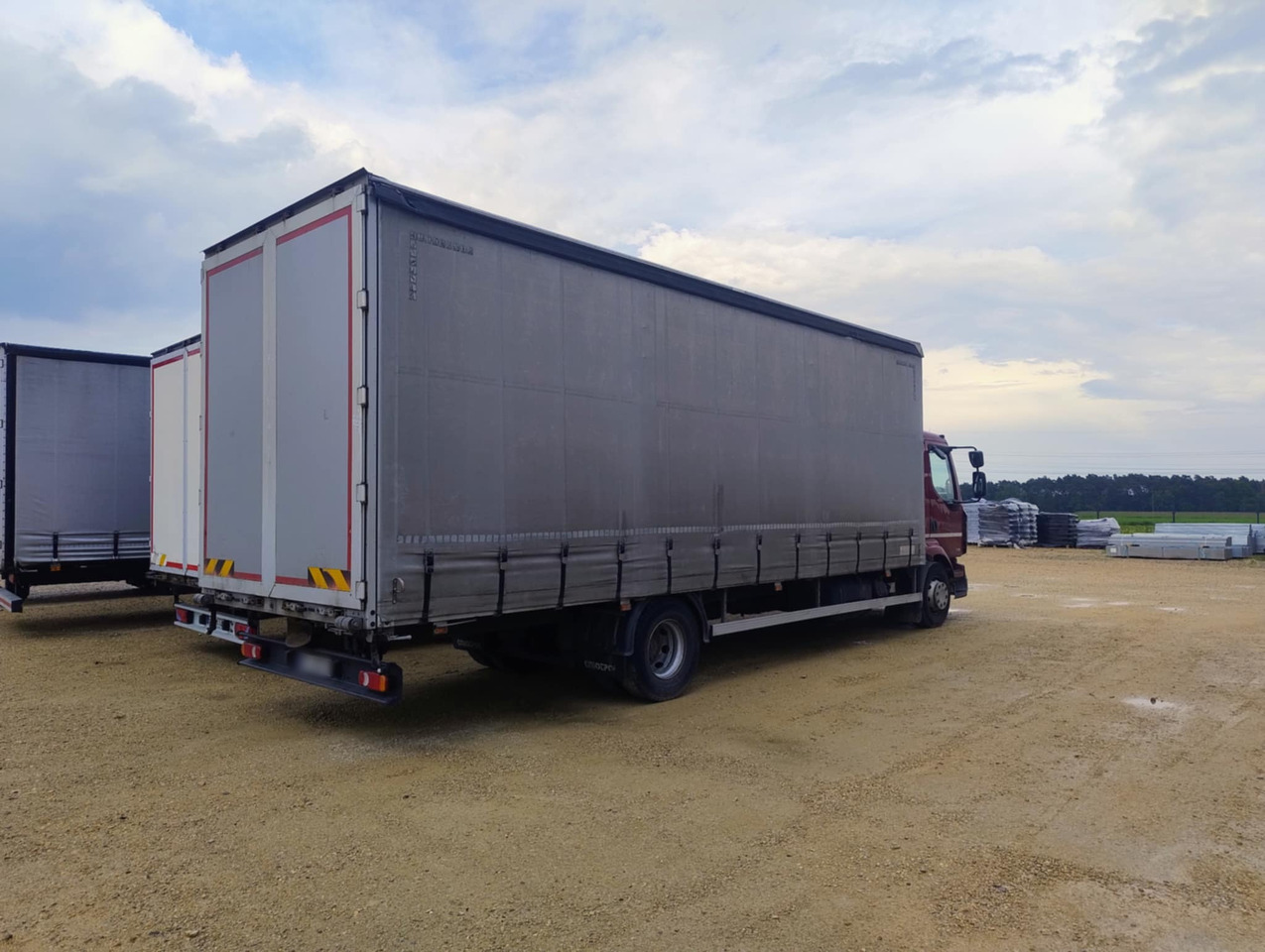 RENAULT Midlum 300 / Curtain 18 EPAL / Sleeping cab - Camion à rideaux coulissants: photos 3 RENAULT Midlum 300 / Curtain 18 EPAL / Sleeping cab - Camion à rideaux coulissants: photos 3