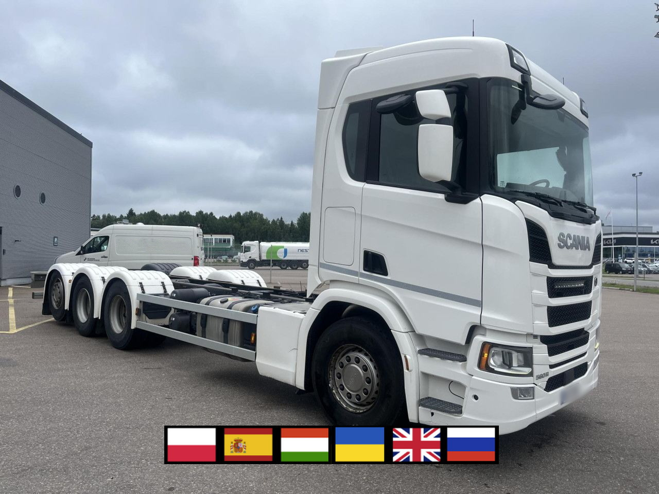 SCANIA R560 B8x4*4 / Chassis / sleeper cab / Power take-off - Camion grue: photos 1 SCANIA R560 B8x4*4 / Chassis / sleeper cab / Power take-off - Camion grue: photos 1