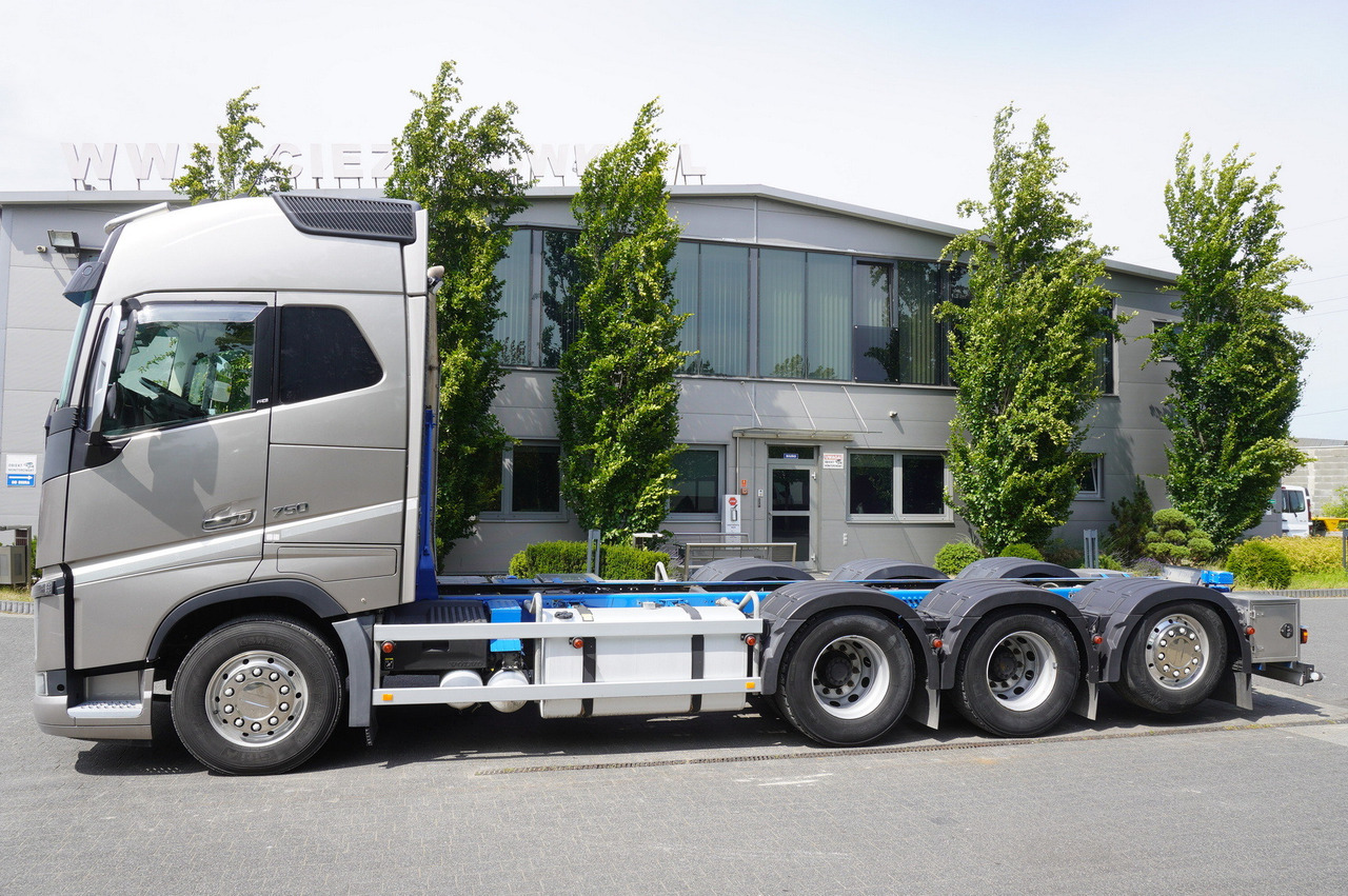 VOLVO FH16 750 8x4x4 / 750 HP! / Frame 685 cm / Steered 4th axle - Camion grue: photos 3 VOLVO FH16 750 8x4x4 / 750 HP! / Frame 685 cm / Steered 4th axle - Camion grue: photos 3