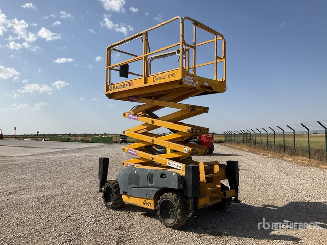 2005 Haulotte Compact12DX 4x4 Diesel Scissor Lift - Nacelle ciseaux: photos 4 2005 Haulotte Compact12DX 4x4 Diesel Scissor Lift - Nacelle ciseaux: photos 4