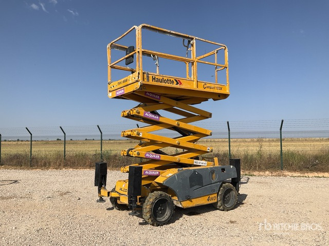 2005 Haulotte Compact12DX 4x4 Diesel Scissor Lift - Nacelle ciseaux: photos 1 2005 Haulotte Compact12DX 4x4 Diesel Scissor Lift - Nacelle ciseaux: photos 1