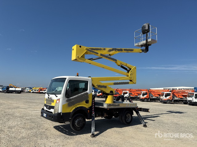2011 Nissan Cabstar 2011 Socage DA320 20 m on Bucket Truck - Camion avec nacelle: photos 2 2011 Nissan Cabstar 2011 Socage DA320 20 m on Bucket Truck - Camion avec nacelle: photos 2