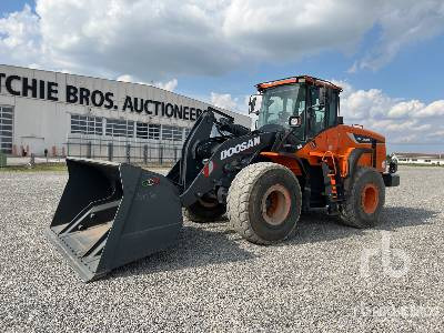 DOOSAN DL300-5 - Chargeuse sur pneus: photos 1 DOOSAN DL300-5 - Chargeuse sur pneus: photos 1