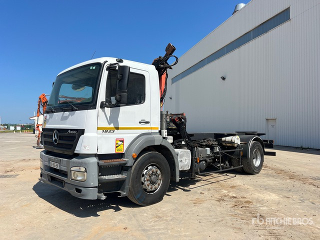 2006 Mercedes-Benz Axor 1823 4x2 Chassis Cabine Avec Grue 4x2 Cab and Chassis - Châssis cabine, Camion grue: photos 1 2006 Mercedes-Benz Axor 1823 4x2 Chassis Cabine Avec Grue 4x2 Cab and Chassis - Châssis cabine, Camion grue: photos 1
