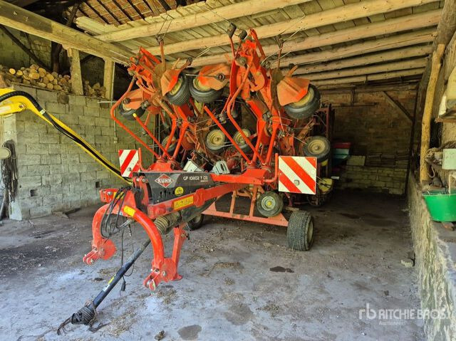 2015 Kuhn GF 10802 T 10.8 m Semi-Mount 10 Rotor Hay Tedder - Broyeur/ Épareuse: photos 1 2015 Kuhn GF 10802 T 10.8 m Semi-Mount 10 Rotor Hay Tedder - Broyeur/ Épareuse: photos 1