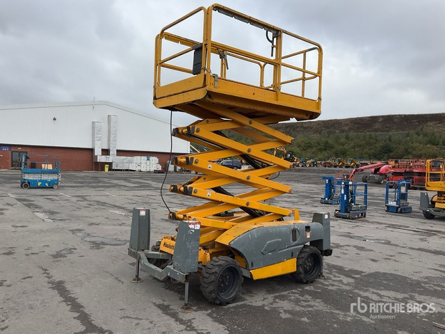 2014 Haulotte Compact12DX 4x4 Diesel Scissor Lift - Nacelle ciseaux: photos 2 2014 Haulotte Compact12DX 4x4 Diesel Scissor Lift - Nacelle ciseaux: photos 2
