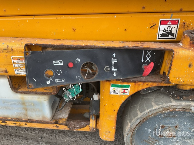 2015 Haulotte Compact 8 Electric (Inoperable) Scissor Lift - Nacelle ciseaux: photos 5 2015 Haulotte Compact 8 Electric (Inoperable) Scissor Lift - Nacelle ciseaux: photos 5