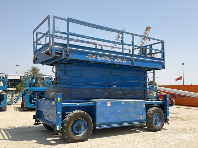 2005 JLG MEWP 245-25 4x4 Diesel Scissor Lift - Nacelle ciseaux: photos 3 2005 JLG MEWP 245-25 4x4 Diesel Scissor Lift - Nacelle ciseaux: photos 3