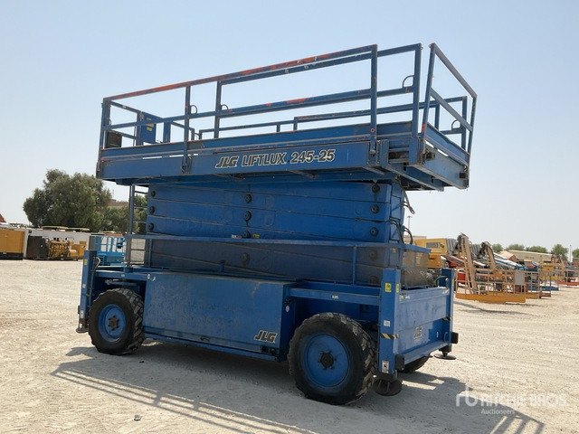 2005 JLG MEWP 245-25 4x4 Diesel Scissor Lift - Nacelle ciseaux: photos 4 2005 JLG MEWP 245-25 4x4 Diesel Scissor Lift - Nacelle ciseaux: photos 4