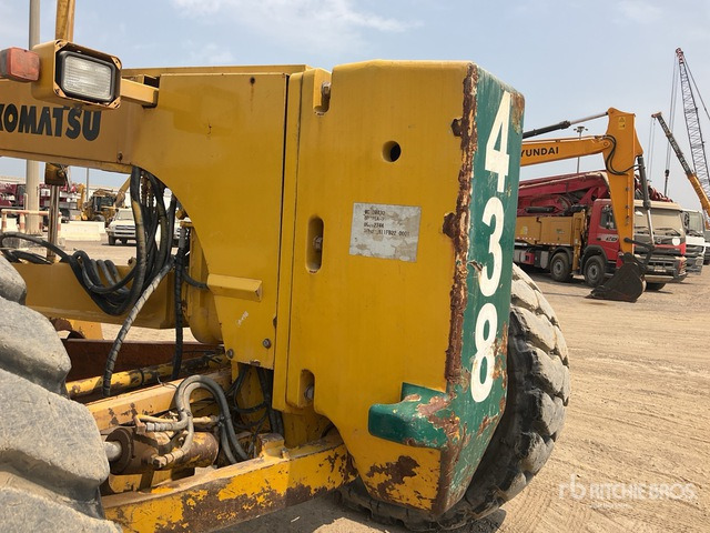 2011 Komatsu GD825A-2 - Niveleuse: photos 5 2011 Komatsu GD825A-2 - Niveleuse: photos 5