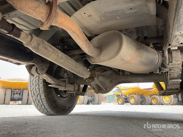 SUV 2011 Toyota Land Cruiser LX 76R 4x4 SUV: photos 6 SUV 2011 Toyota Land Cruiser LX 76R 4x4 SUV: photos 6