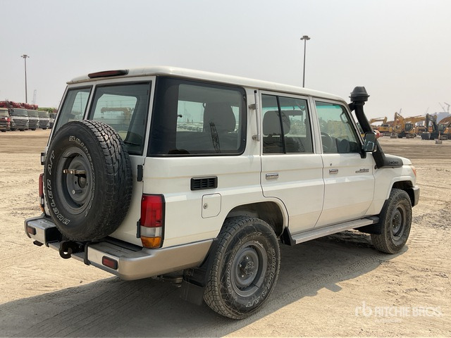 2011 Toyota Land Cruiser LX 76R 4x4 SUV - SUV: photos 4 2011 Toyota Land Cruiser LX 76R 4x4 SUV - SUV: photos 4