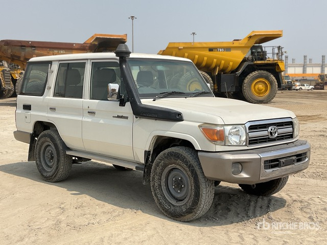 2011 Toyota Land Cruiser LX 76R 4x4 SUV - SUV: photos 1 2011 Toyota Land Cruiser LX 76R 4x4 SUV - SUV: photos 1