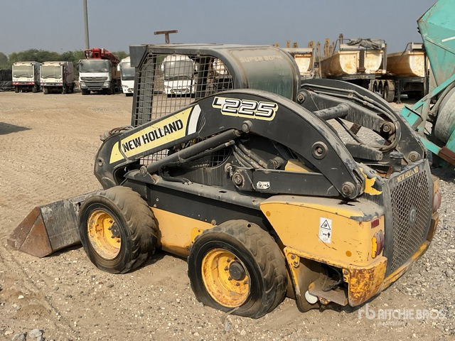 2014 New Holland L225 (Inoperable) Skid Steer Loader - Mini chargeuse: photos 3 2014 New Holland L225 (Inoperable) Skid Steer Loader - Mini chargeuse: photos 3